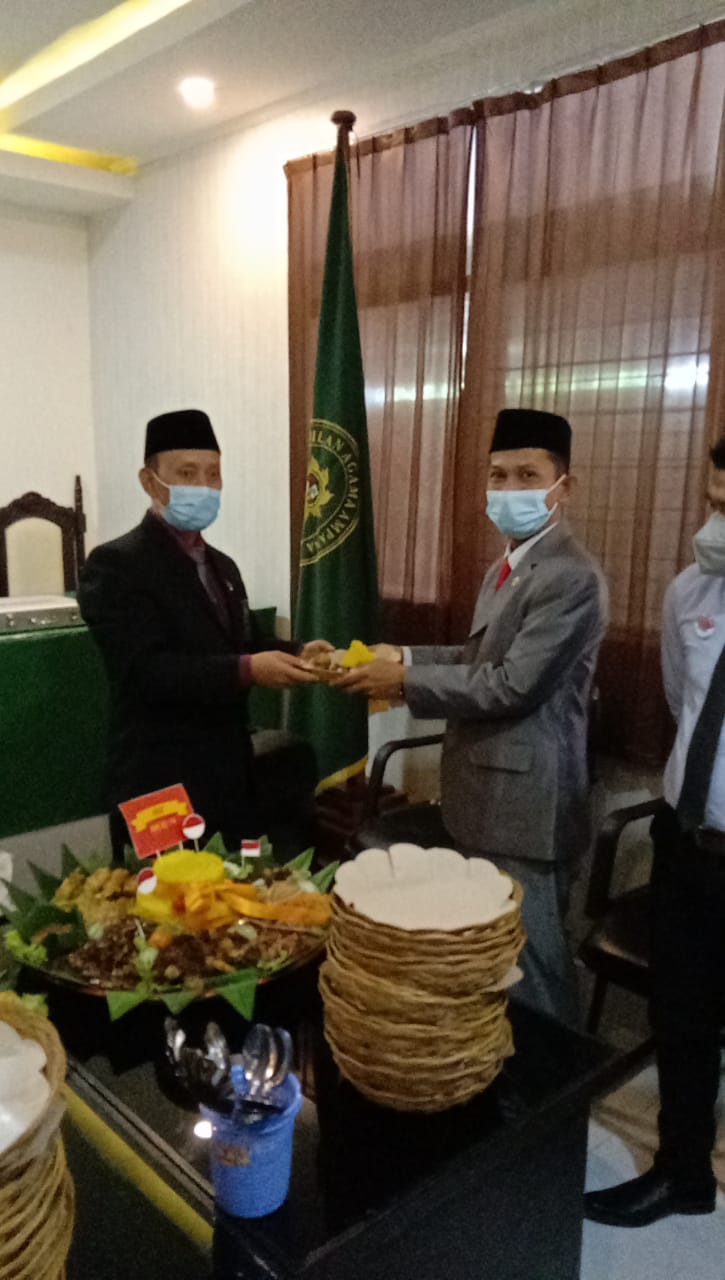 Foto_Pemotongan_tumpeng_2.jpeg - 90.03 kB