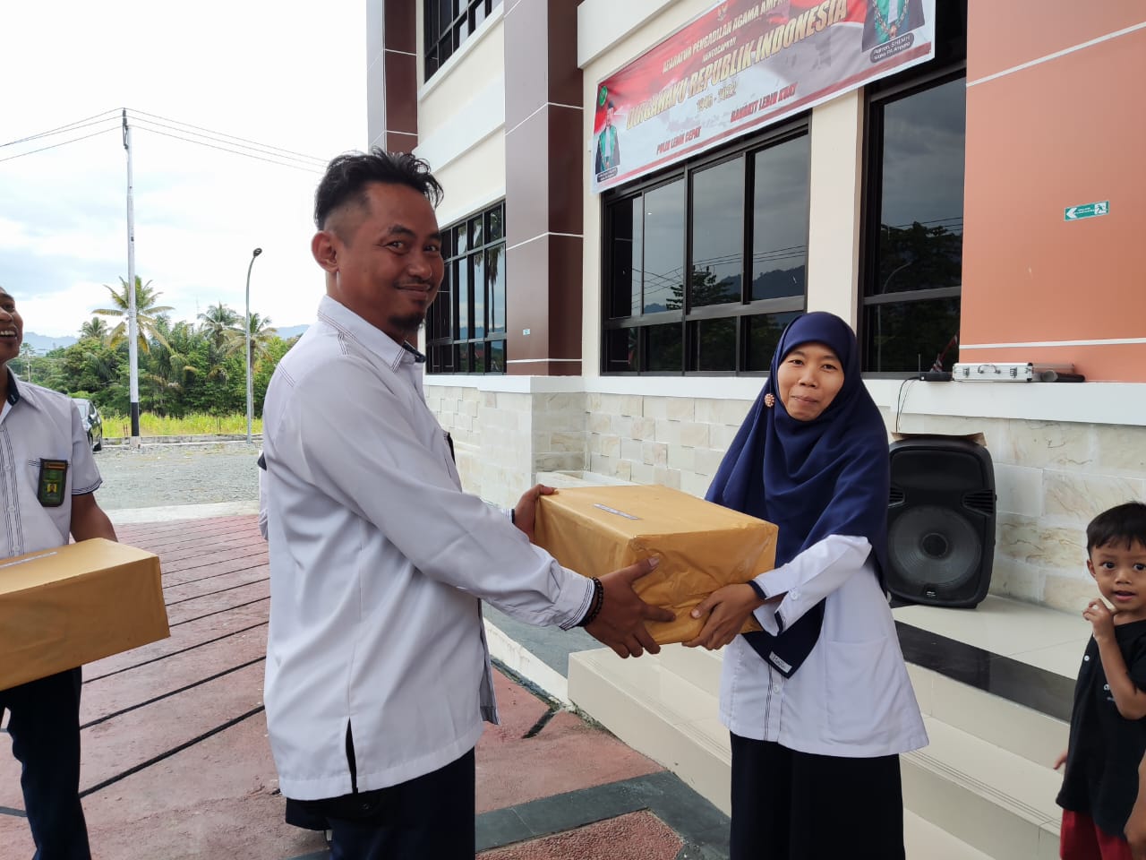 foto_penyerahan_hadiah_3.jpeg - 134.18 kB